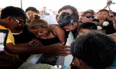 La madre del pequeño Joseph durante el entierro de esta nueva víctima de la violencia. (Foto Satélite)