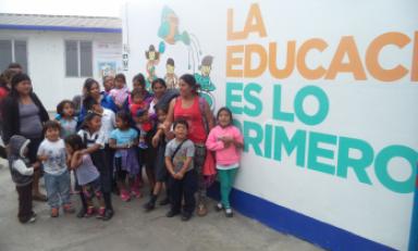 Paradógico. Estos niños protestaron frente a la frase "La educación es lo primero", pero hoy perdieron un día de clase. Foto: Trujillo en Línea