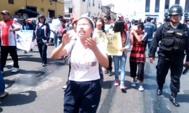 Escolares llegaron con pancartas a arengar junto a sus profesores. Foto: Trujillo en Línea