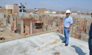 Alcalde Carlos Vásquez inspecciona la obra del nuevo colegio Andrés A. Cáceres.