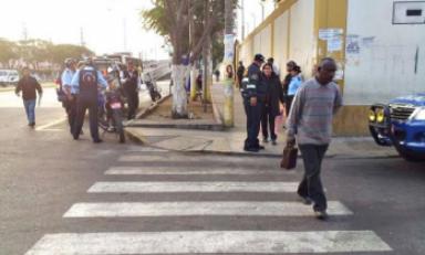Desde las 6 a.m. de hoy se procedió al desalojo de los ambulantes instalados junto al Hospital Regional.