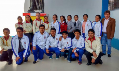 Los integrantes del club de periodismo escolar de la I.E. Simón Bolívar.