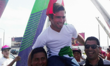 Piccolo Clemente es recibido por una multitud a su llegada a Trujillo. (Foto Trujilloenlinea.pe)