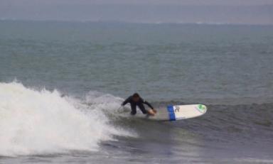 Benoit “Piccolo” Clement se coronó campeón mundial de surf-longboard. (Foto Facebook)