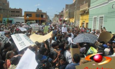 Población indignada exige justicia por el crimen cometido contra líder en la lucha contra la corrupción. (Foto: Guadalupe Noticias)