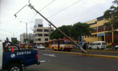 Este poste fue impactado por un vehículo en la av. Mansiche, cuyo conductor fugo de manera irresponsable. (Fotos cortesía MPT)