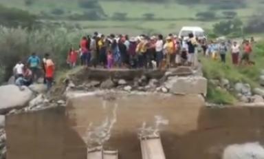 Pobladores siguen esperando la reparación de su puente. Foto: Cortesía