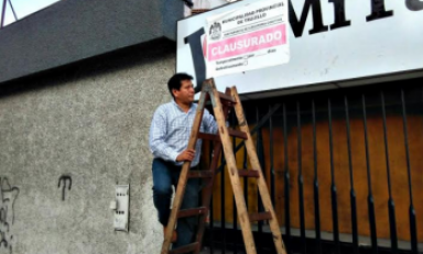 Momentos en que funcionarios de la Municipalidad de Trujillo retiran los paneles de clausura. (Foto MPT)