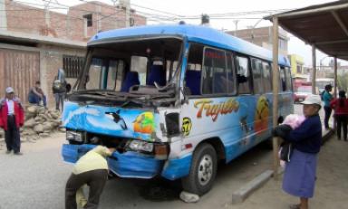 El parabrisas de este micro terminó completamente destrozado. Foto: Trujillo en Línea.