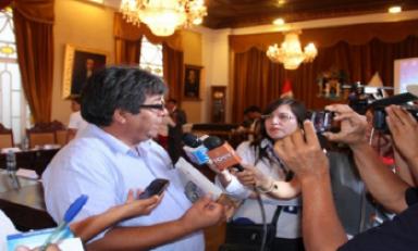 El regidor Hernán Aquino declara a la prensea a su salida de la sesión de consejo. (Foto cortesía MPT)