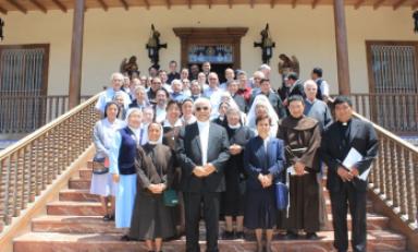 Monseñor Miguel Cabrejos, arzobispo de Trujillo, con los religiosos y religiosas de la arquidiócesis.