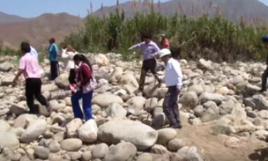 Manuel Llempén, gerente regional de La Libertad, inspeccionó los pueblos ubicados en la ribera del río Moche. (Foto captura video)
