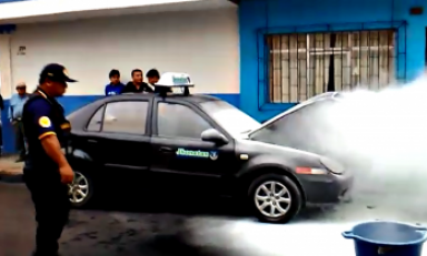 Vehículo se incendia a un costado de la calle. Foto: Seguridad Ciudadana