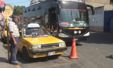 No tuvieron mejor idea que subir pasajeros en plena vía pública. Foto:Trujillo en Línea