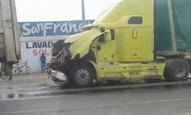 Parte delantera de tráiler quedó destrozada. Foto: Trujillo en Línea