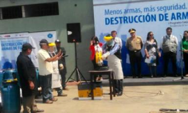 Autoridades se reunieron hoy para deshacerse de armas de fuego incautadas a presuntos criminales. (Foto: Facebook)