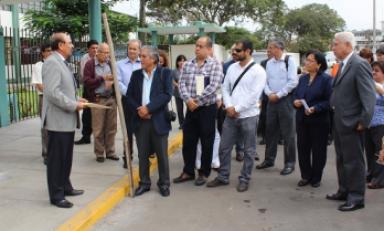 Ceremonia de colocación del primer mosaico en el frontis de la Facultad de Medicina de la UNT.