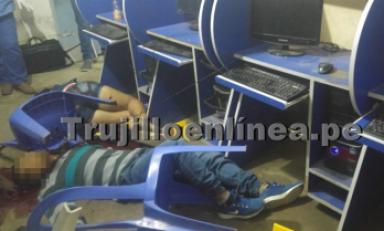Joven y adolescente quedaron tendidos dentro de cabinas. Foto: Trujillo en Línea