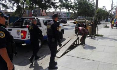 Agentes llegaron al lugar para retirar máquinas y letreros. Foto: Trujillo en Línea