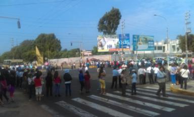 Bloquearon esquina de universidad y se enfrentaron a transportistas. Foto: Trujillo en Línea