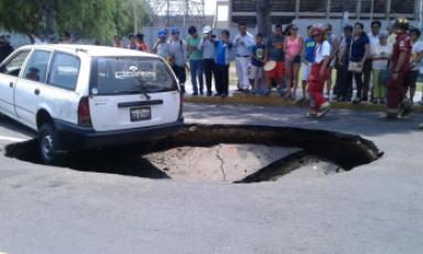 Llantas quedaron al filo del forado. Foto: Chardyn Mijahuanca