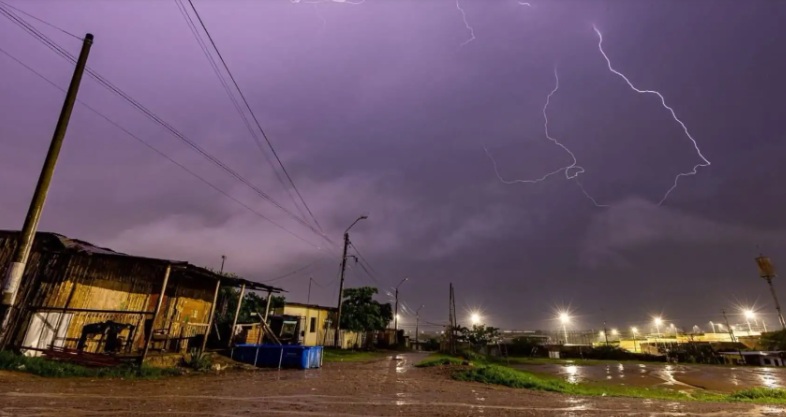 Tumbes: lluvia intensa con tormenta eléctrica inunda calles y deja sin luz a varias zonas