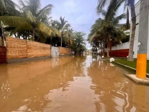 Advierten alto riesgo sanitario en Piura y Máncora debido a inundaciones causados por las lluvias