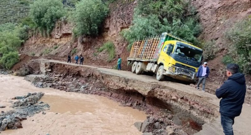 Pataz: deslizamiento afecta una vivienda y 40 metros de vía nacional hacia el distrito de Tayabamba