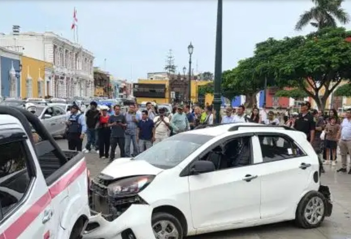 Cuádruple choque se registró en la plaza de Armas de Trujillo, varias personas resultaron heridas