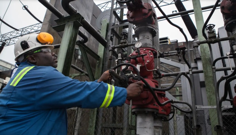 Precio del petróleo se dispara por encima de los 80 dólares tras ataques a Irán