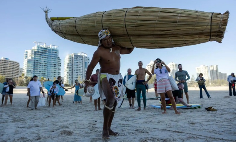 Presentan el milenario caballito de totora peruano en la playa de Gold Coast de Australia