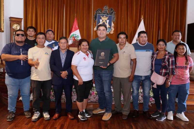 Alcalde Reyna pide a empresas privadas apoyen al fútbol femenino trujillano