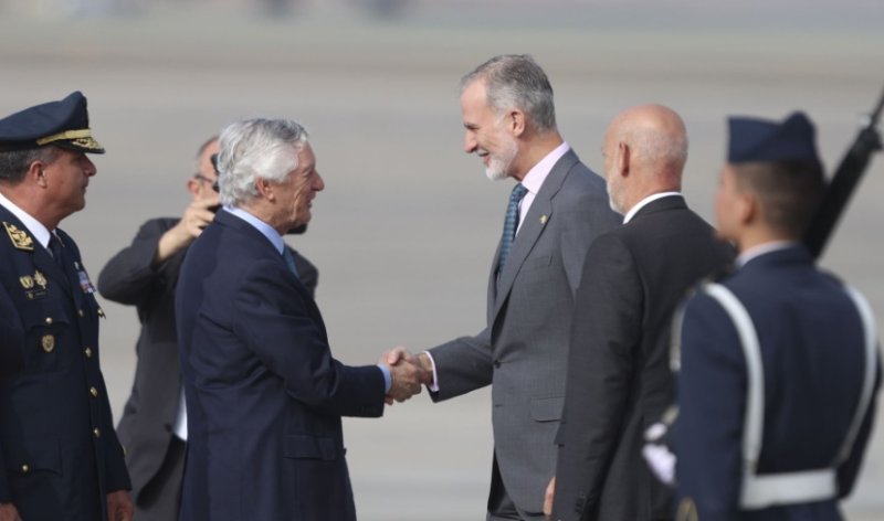 Rey de España Felipe VI arriba a Lima para participar en toma de mando presidencial
