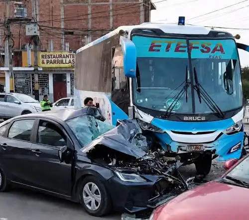 Choque entre auto y bus deja un fallecido en Trujillo