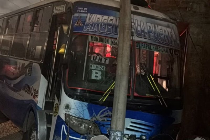 Microbús choca contra poste y vivienda en Florencia de Mora