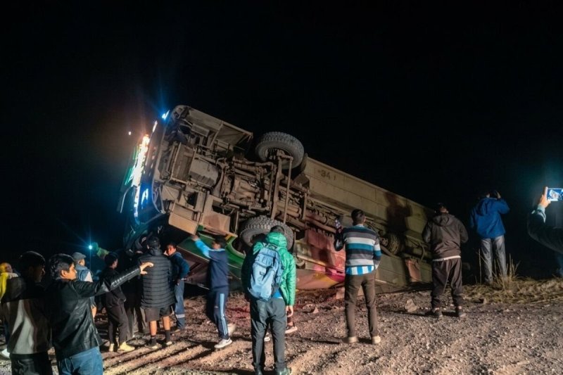 La Libertad: bus interprovincial con pasajeros se vuelca y queda al borde de un abismo