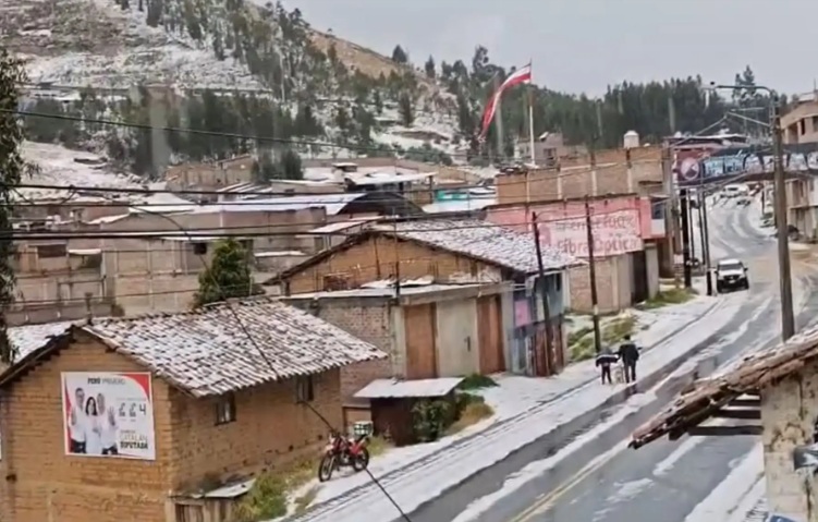 Lluvia, tormenta eléctrica y granizo afectan calles y avenidas del distrito de Huamachuco
