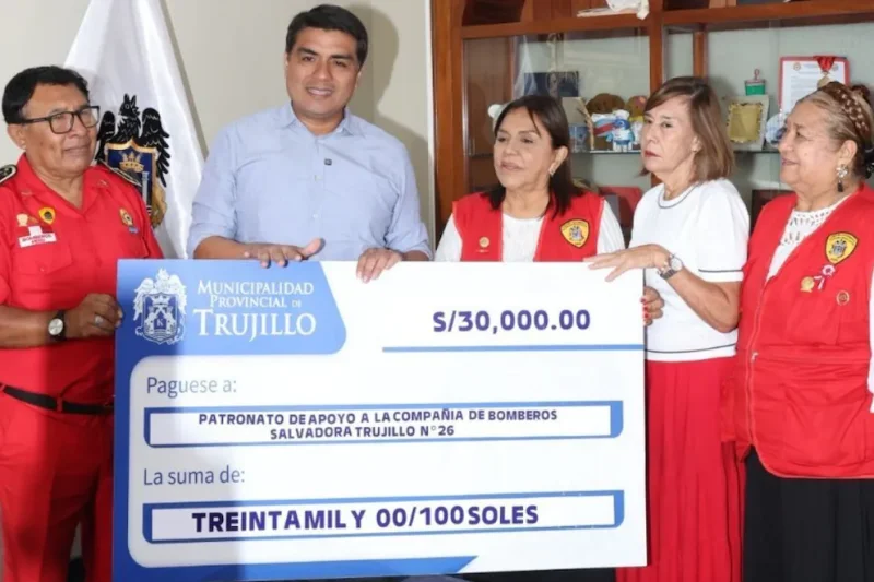 Municipalidad de Trujillo entrega subvención a la Compañía  de  Bomberos