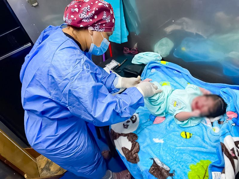 Bebé nace a bordo de una PIAS y recibe su partida en primeras horas de vida