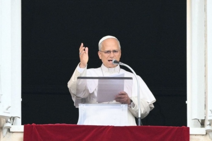 El papa León XIV saluda a la multitud en el Vaticano, por primera vez desde su operación