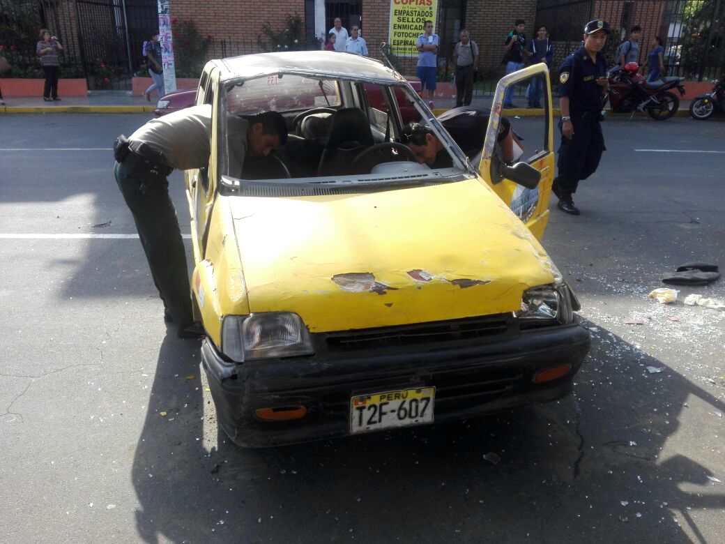 Trujillo: Dos personas salvan de morir en volcadura de tico