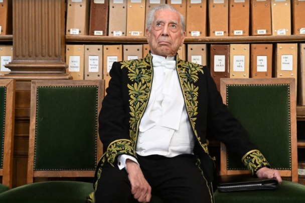 La Academia Francesa recibe de forma solemne a Vargas Llosa