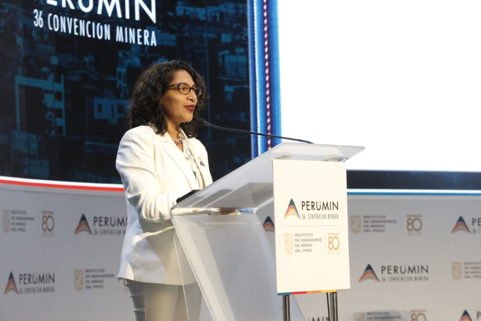 Ministra Leslie Urteaga invita a los empresarios mineros a invertir en cultura