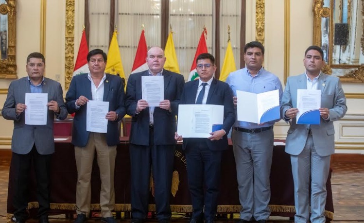 Alcaldes piden derogar D.U. que dejaba sin utilidades de las cajas a las municipalidades