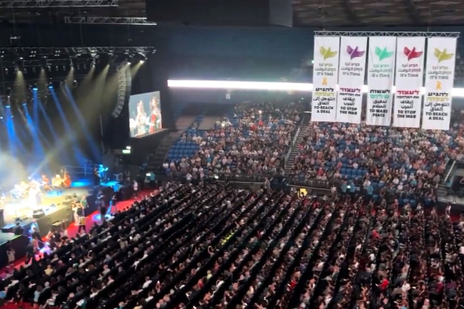 Miles de judíos y palestinos piden el fin de la guerra en Gaza durante un acto en Tel Aviv