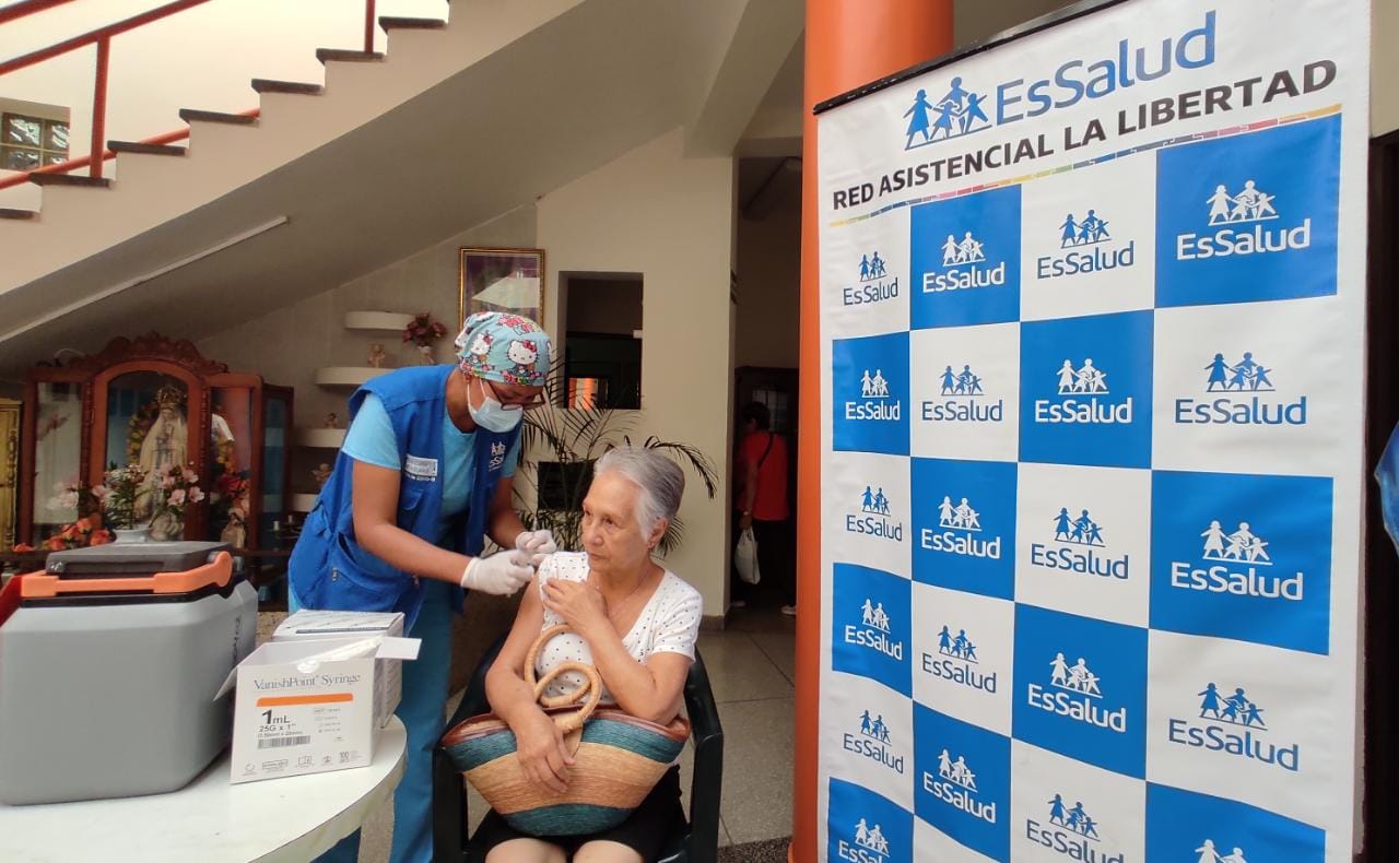 EsSalud La Libertad dio inicio a la aplicación de Vacuna Bivalente para Adultos mayores