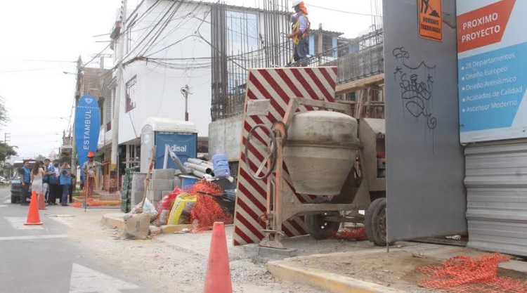 Inspeccionan edificios en construcción por obstruir el tránsito en calles de Trujillo