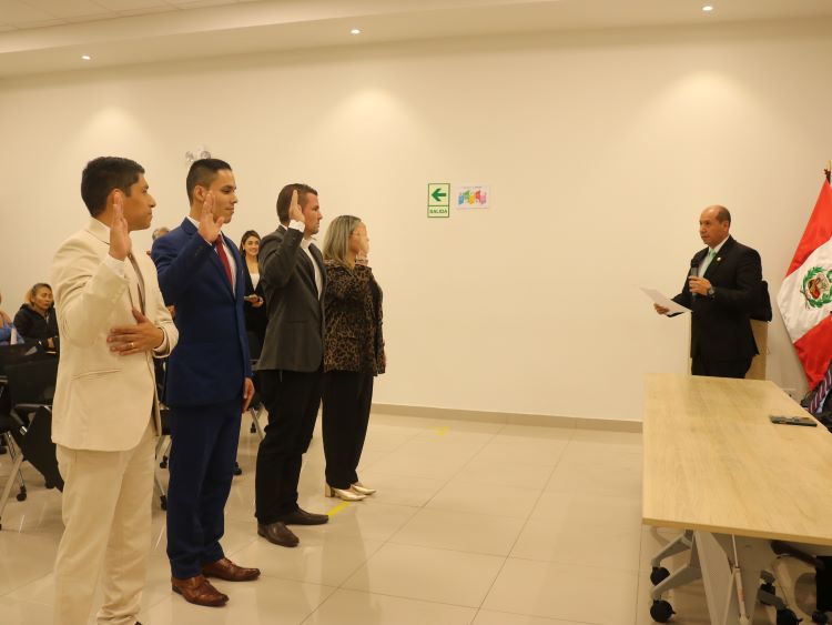 Migraciones nacionaliza a cuatro extranjeros en emotiva ceremonia en Trujillo