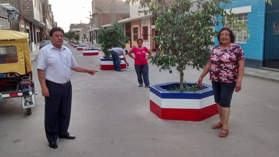 Pintan maceteros con colores de APP en Casa Grande