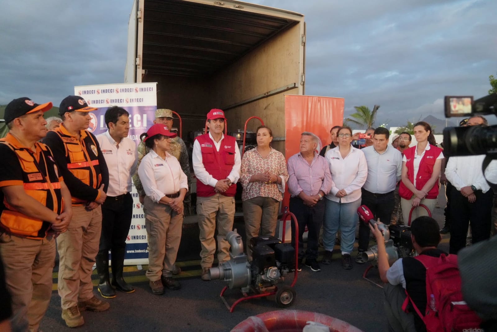  Dina Boluarte entrego ayuda humanitaria a damnificados por lluvias en Trujillo